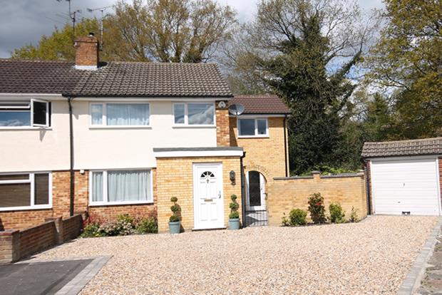 3 bed property in Bridge Road, Farnborough